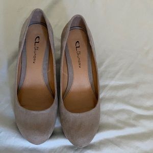Women’s 8 1/2 beige suede wedge shoes